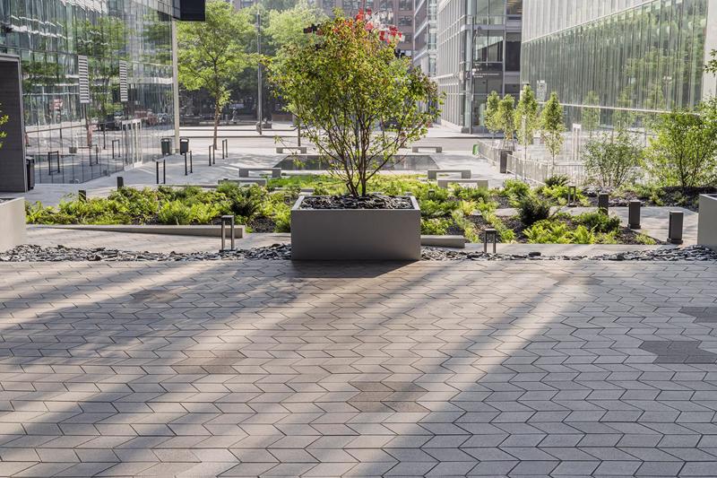 Commercial paver Diamond Smooth pavé 2022 C A114 Humaniti Hotel Montreal R A P07914 H D R
